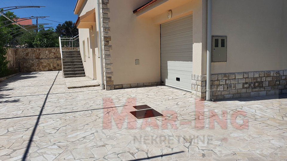 House, 306 m2, For Sale, Ražanac