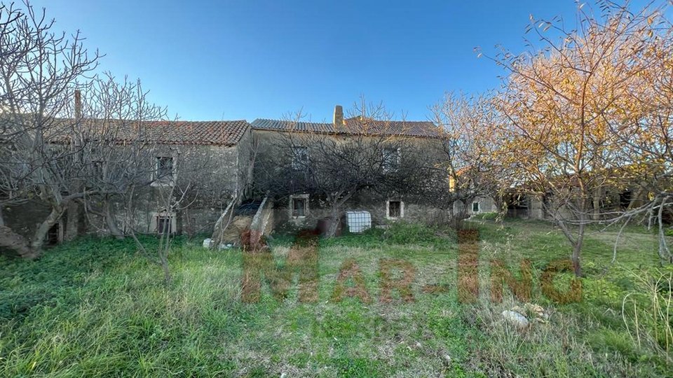 PRIVLAKA - kamena kuća sa velikom okućnicom